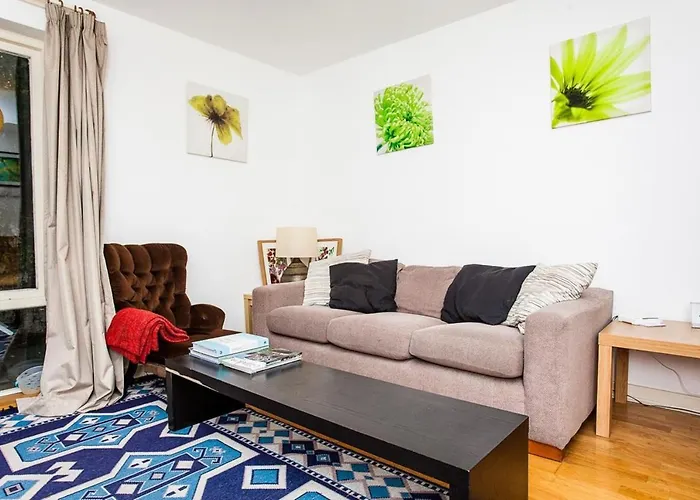 Charming Peaceful 2 Bedroom With Parking And Garden