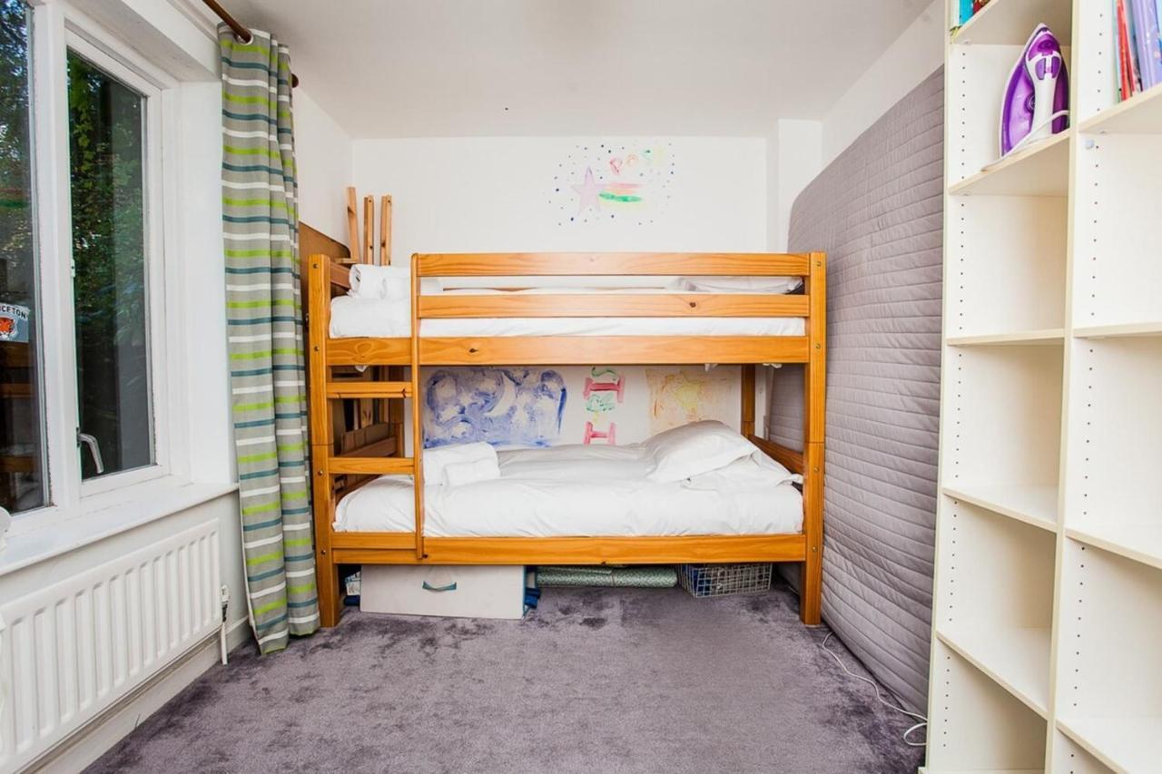 Charming Peaceful 2 Bedroom With Parking And Garden Londra